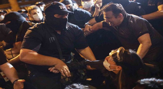 Gürcistanda Yabancı Etkinin Şeffaflığı yasa tasarısı protestosuna polisten sert müdahale