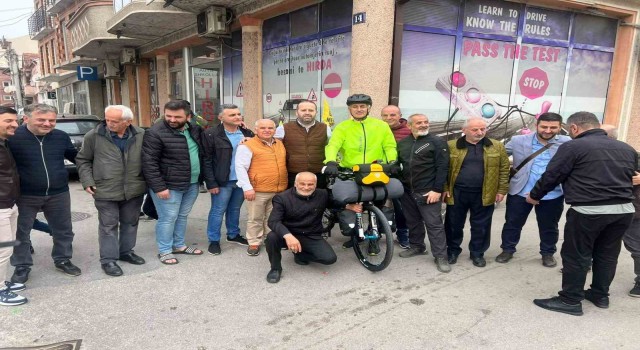 Hac vazifesini yerine getirmek için Kuzey Makedonyadan bisikletle yola çıktılar