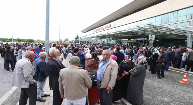 Hacı adaylarını binlerde kişi uğurladı