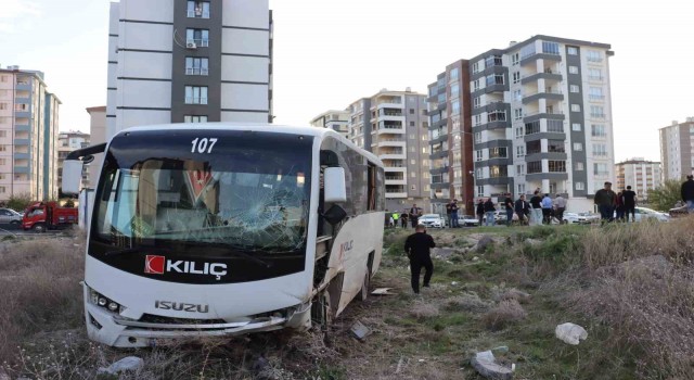 Hafif ticari araçla çarpışan işçi servisi tarlaya girdi: 1 ölü, 5 yaralı