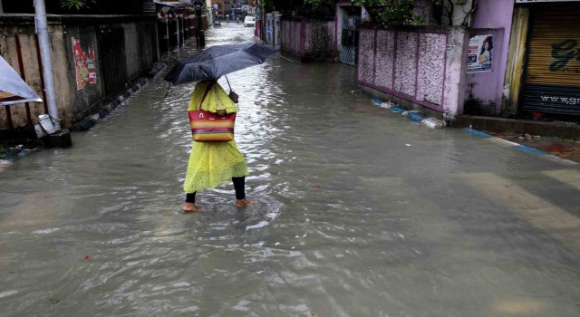 Hindistan ve Bangladeş'i Remal Tropikal Kasırgası vurdu: 16 ölü