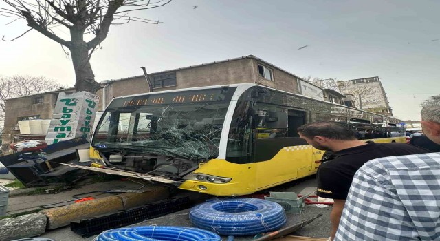 İETT otobüsü kaldırımdaki 2 kişiye çarptı: O anlar kamerada