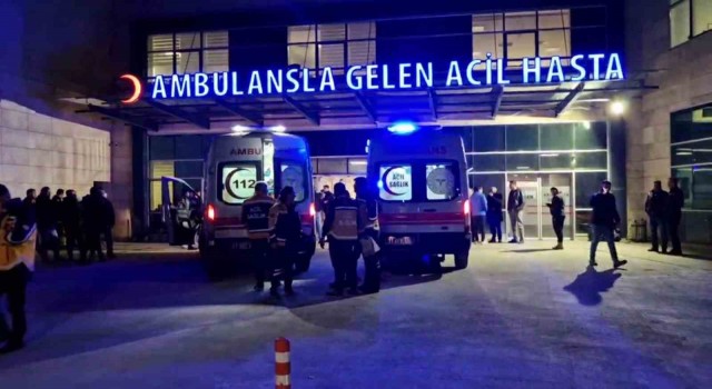 İntihar etmek için 4üncü kattan atlayan şahıs, başka bir kişinin üzerine düştü