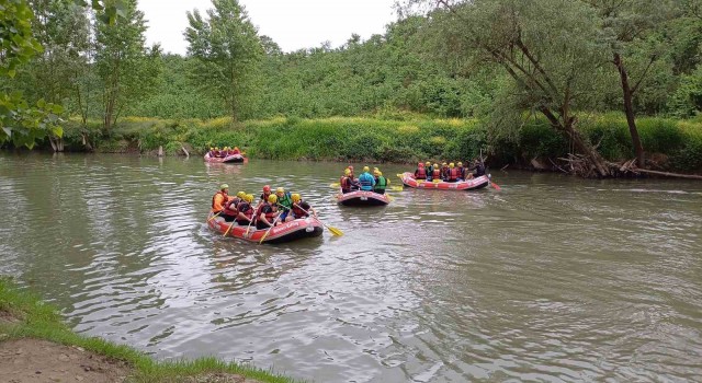 İşçilere 1 Mayıs sürprizi: Hayatlarında ilk kez rafting heyecanı yaşadılar