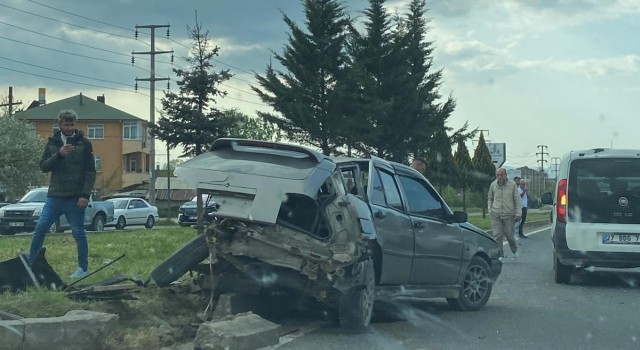 Işıklı kavşakta otomobiller çarpıştı: 1 yaralı