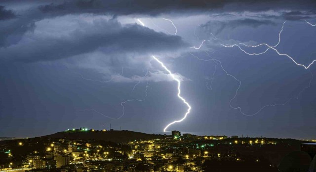 İskenderun Körfezinde şimşekler geceyi aydınlattı