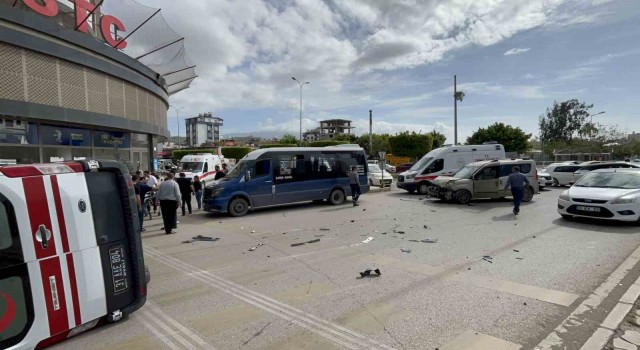 İskenderunda araçla çarpışan ambulans devrildi: 2 yaralı