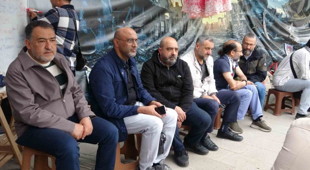 İsrailin Gazzeye saldırılarını oturma eylemiyle protesto ettiler