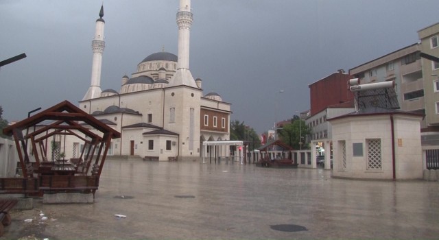 İstanbul Anadolu Yakasında sağanak yağış etkili oluyor