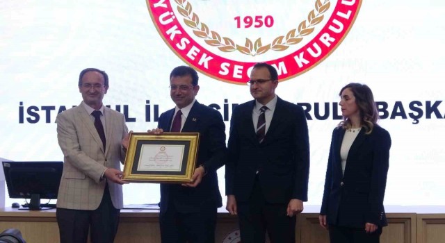 İstanbul Büyükşehir Belediye Başkanı Ekrem İmamoğlu mazbatasını aldı