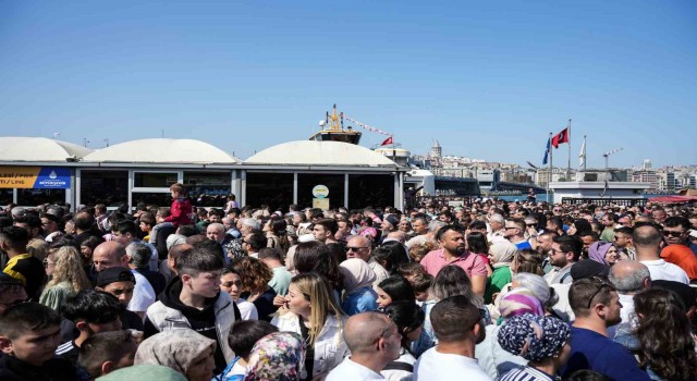 İstanbul Eminönündeki insan seli fotoğraflara yansıdı