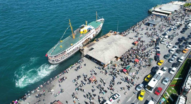 İstanbulda bayramda vapur sırası yoğunluğu