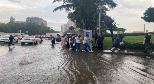 İstanbulda sağanak yolları göle çevirdi, vatandaşlar zor anlar yaşadı