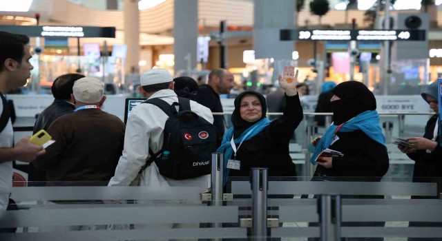 İstanbuldan 196 hacı adayı kutsal topraklar için yola çıktı