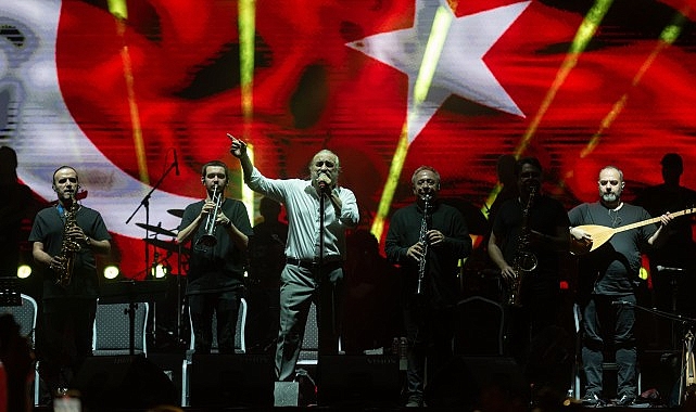 İzmir Enternasyonal Fuarı'nda müzik ve dans dolu gece