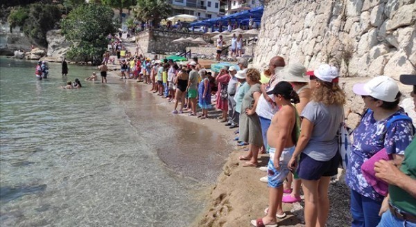 İzmir'deki Ayıbalığı Koyu'nda kurulan iskele, protesto edildi