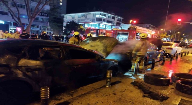 Kadıköyde park halindeki 2 araç alevlere teslim oldu