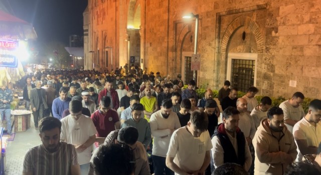 Kadir Gecesinde Ulu Camii doldu taştı