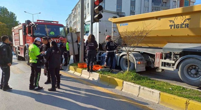 Kamyonun altında kalan motosiklet sürücüsü hayatını kaybetti