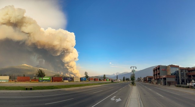 Kanadada milli parktaki yangın kasabaya ulaştı