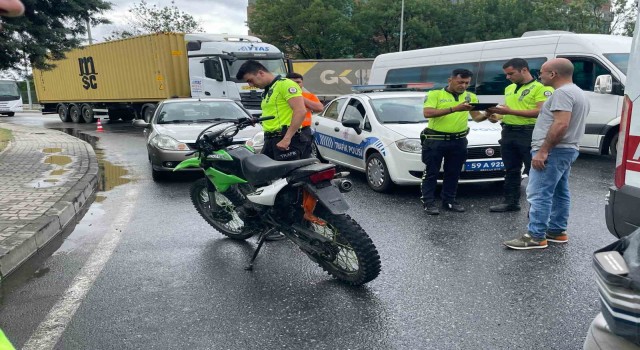 Kapaklıda otomobil ile çarpışan motosikletteki 2 kişi yaralandı