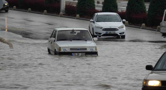 Karamanda sağanak etkili oldu, araçlar yolda mahsur kaldı