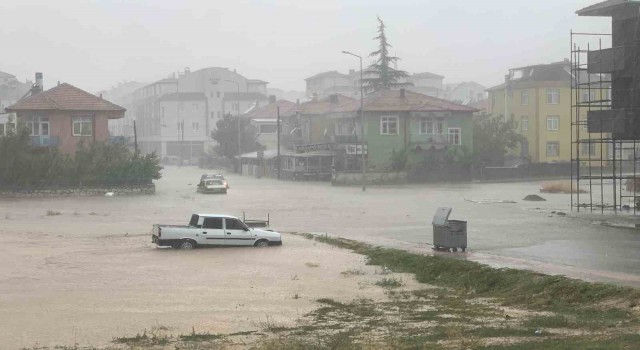 Karamanda sağanak su baskınlarına neden oldu