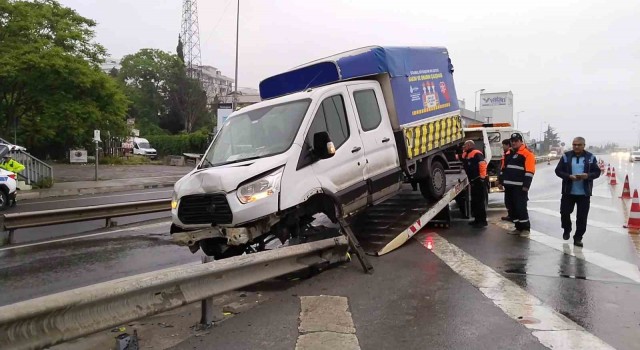 Kartalda İBBye ait araç, bariyere ok gibi saplandı