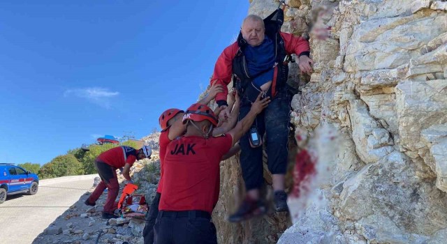 Kayalıklara düşen İngiliz paraşütçüyü UMKE ve JAK ekipleri kurtardı