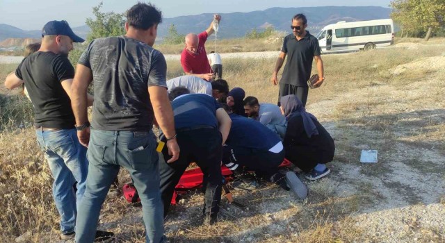 Kayalıklara uçan motosiklette 2 genç ağır yaralandı