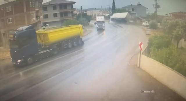 Kaygan yolda virajı alamayan tır yolu kapattı: Kaza kameraya yansıdı