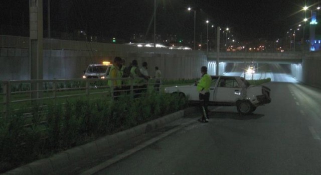 Kayseride otomobil tramvay yolunu girdi: 2 yaralı