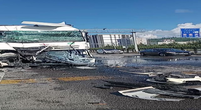 Kırmızı ışıkta bekleyen yolcu otobüsüne tır çarptı: 5 yaralı