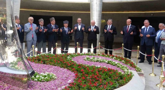 KKTC Cumhurbaşkanı Tatar, 9. Cumhurbaşkanı Demirelin anıt mezarını ziyaret etti.