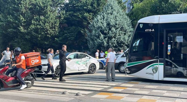 Kocaelide tramvay otomobile çarptı: 3 yaralı