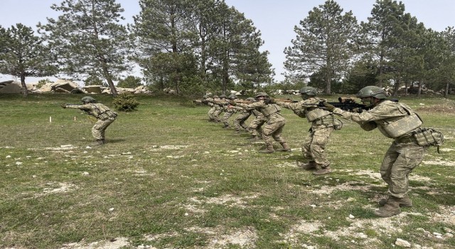 Komandolar dosta güven düşmana korku saldı