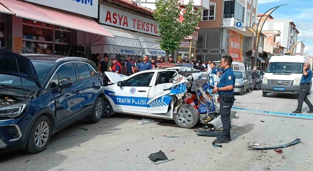 Kontrolden çıkan cip polis otosu ile iki araca çarptı: 2si polis 3 yaralı