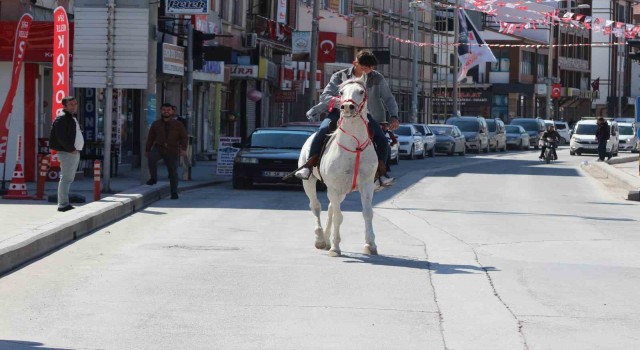 Konyada caddede atla gezintiye çıktı