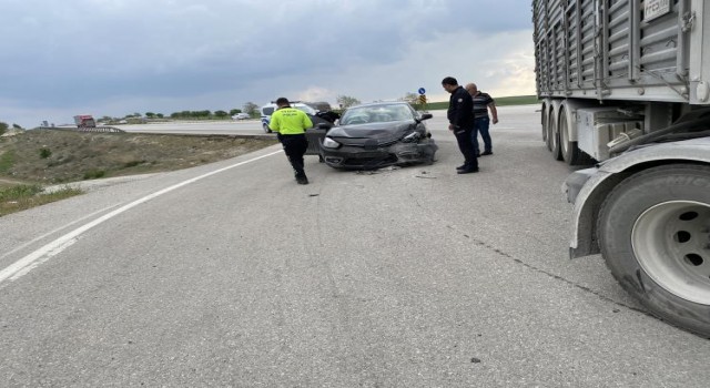 Konyada otomobil U dönüşü yapan tıra çarptı: 1 yaralı