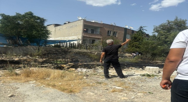 Kopan elektrik telleri yangına neden oldu