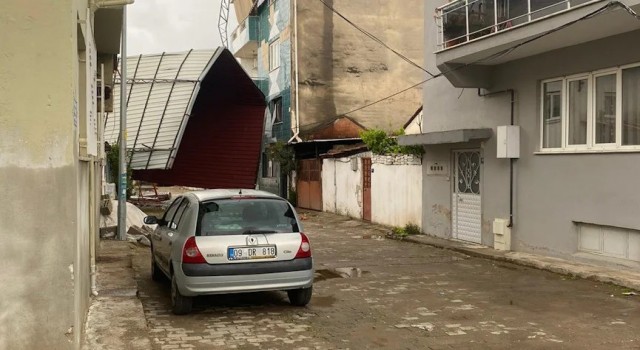 Köşkte fırtına etkili oldu, bir binanın çatısı uçtu