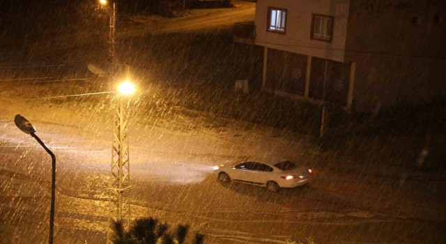 Kozanda sağanak ve dolu etkili oldu