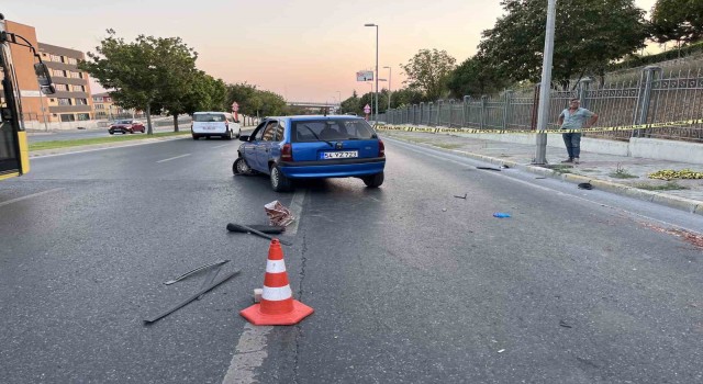 Küçükçekmecede lastiği patlayan otomobil duvara çarptı: 1 ağır yaralı