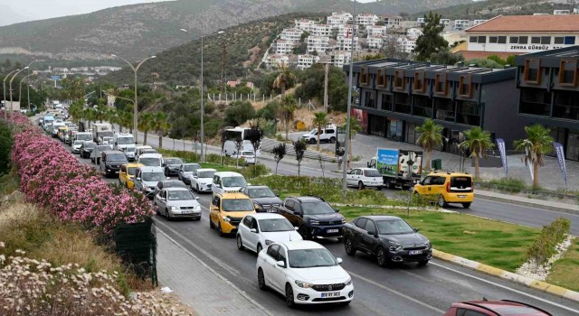 Kuşadasına tatilci akını başladı