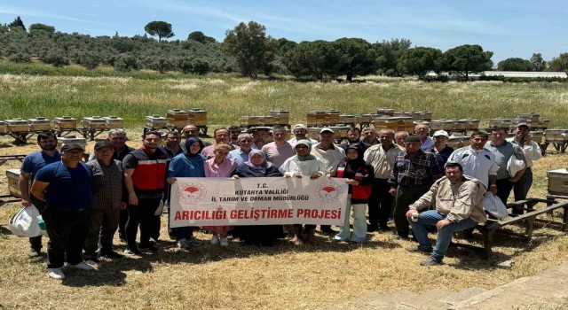 Kütahyada ana arı ve arı sütü üretimi kursu