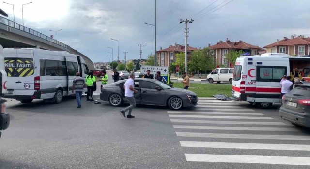 Kütahyada otomobil ile minibüs çarpıştı:  2 yaralı