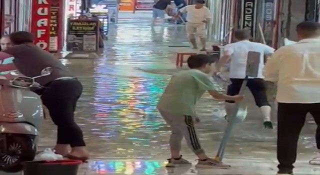 Kütahyada sağanakta iş yerleri ve evler sular altında kaldı