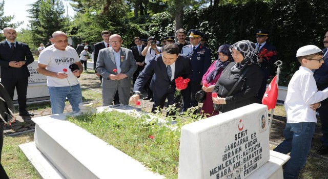 Kütahyada şehitler kabirleri başında dualarla anıldı