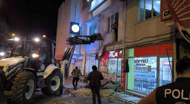 Kutlama yapılan CHP ilçe binasının balkonu çöktü: 3ü ağır 8 yaralı