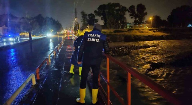 Kuvvetli yağışlar derelerin debisi artırdı, caddeler göle döndü